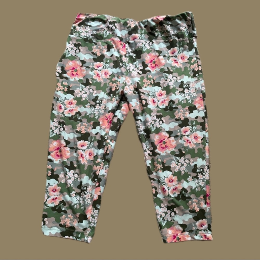Terra & Sky Floral Camouflage Capri Leggings